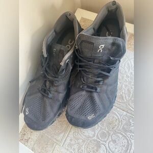 On Cloud Women’s Size 10 Running Shoes